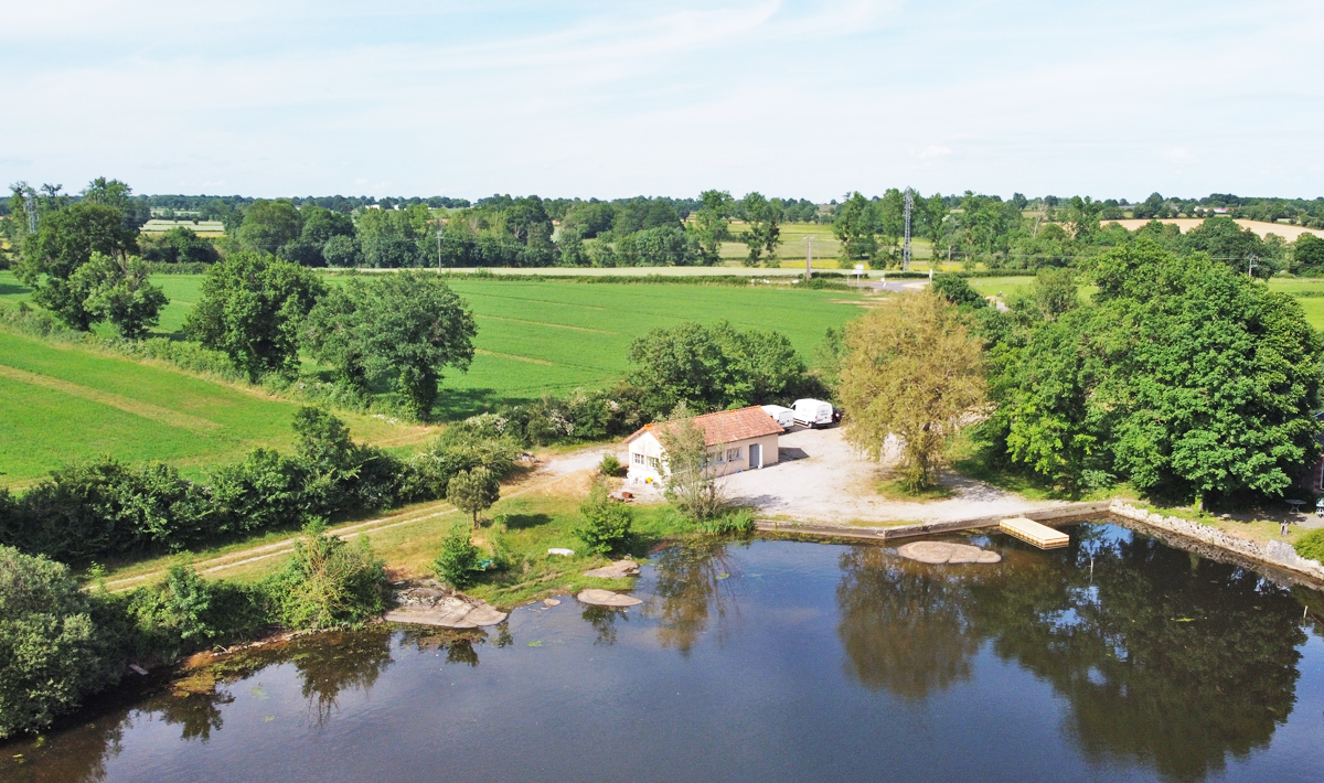 Luchtfoto Chateliers Karpervissen Frankrijk Betaalwater Luchtfoto Chateliers Karpervissen