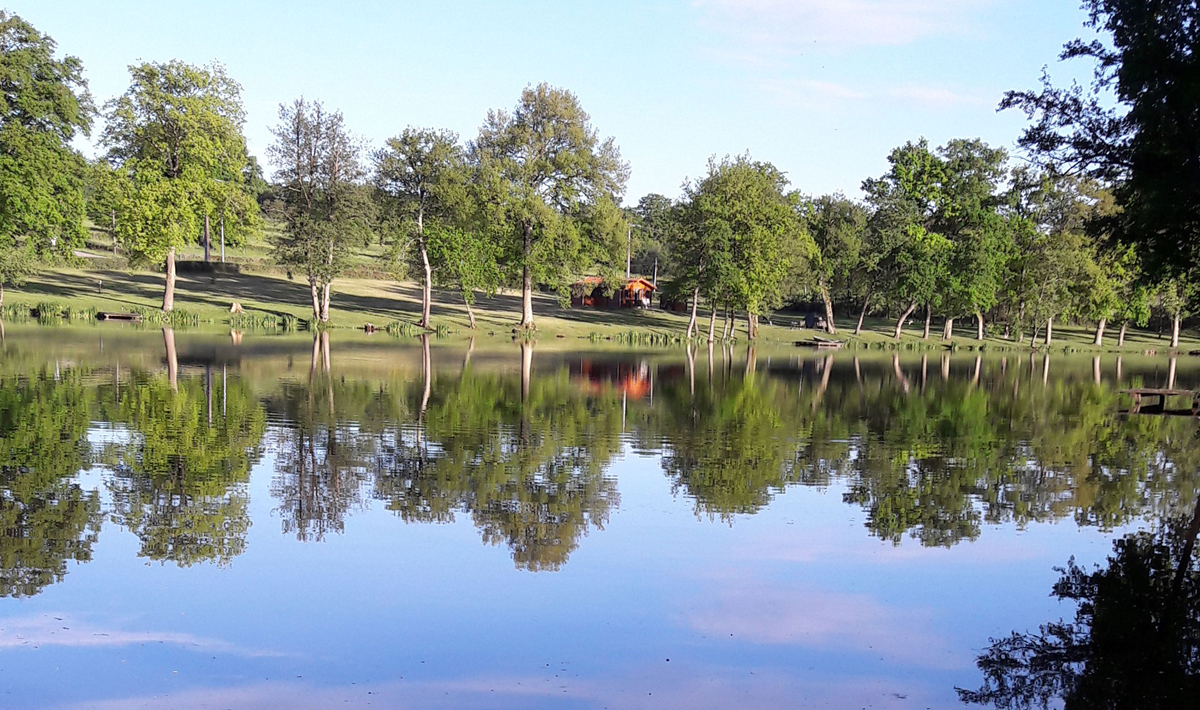 Camperplaats Etang Morlou Visvakantie Frankrijk Camperplaats Frankrijk Accommodatie