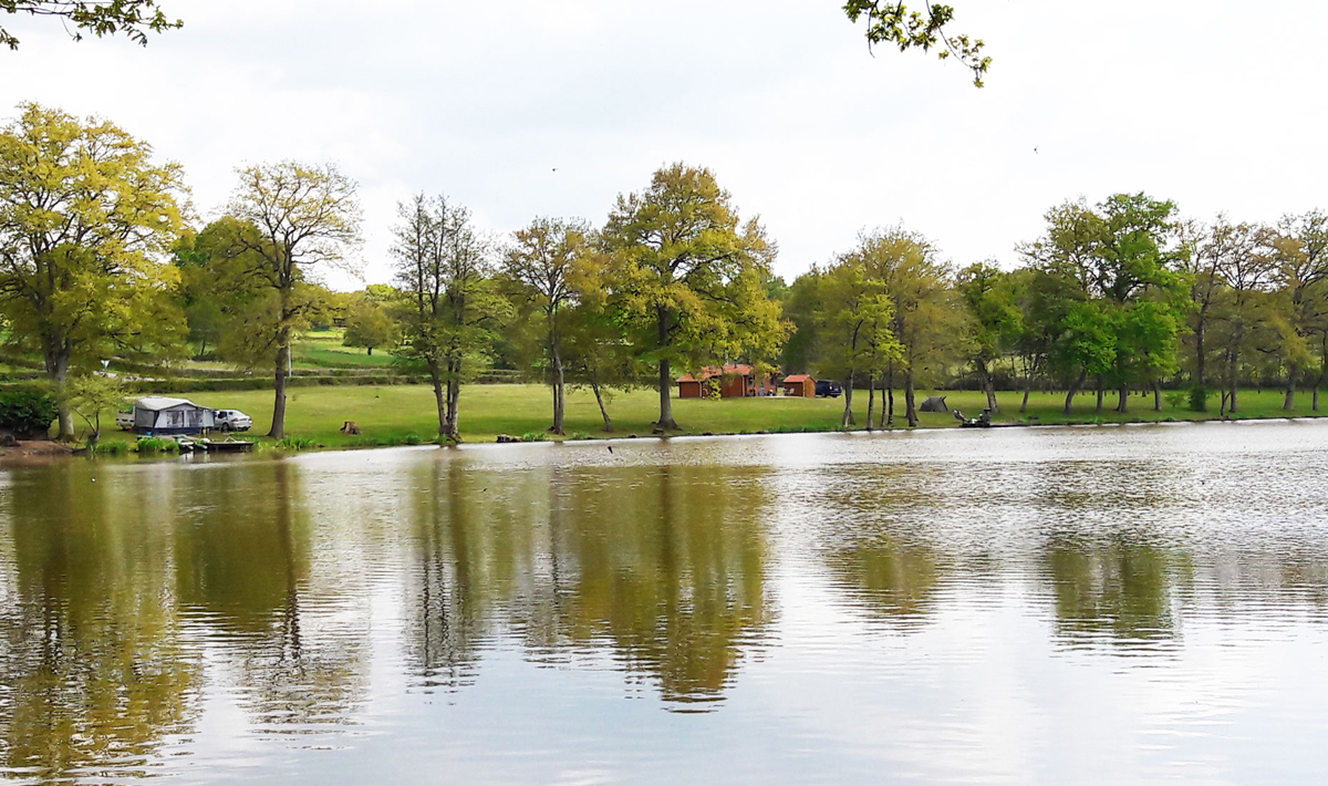 Camperplaats Etang Morlou Visvakantie Frankrijk Visvakantie Accommodatie 6