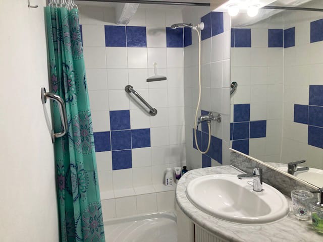 Ebro Deluxe Fishing Bathroom 2 Deluxe Bathroom 2